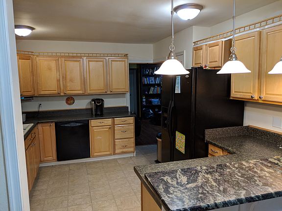 3rd image of 450 Dauphin Ln