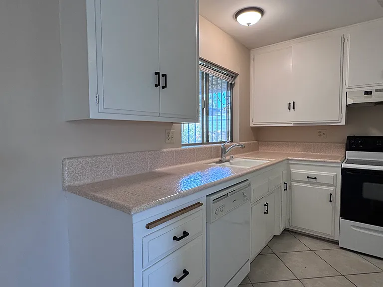 914 La Fiesta Way — Photo 8