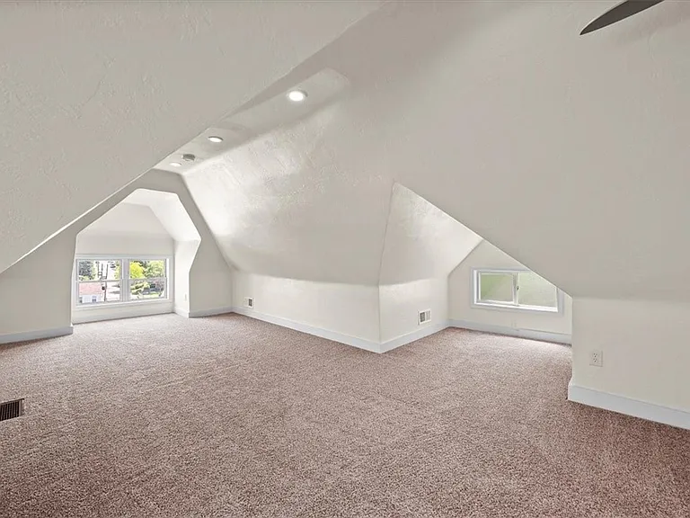 38 Pasadena St — Photo 19