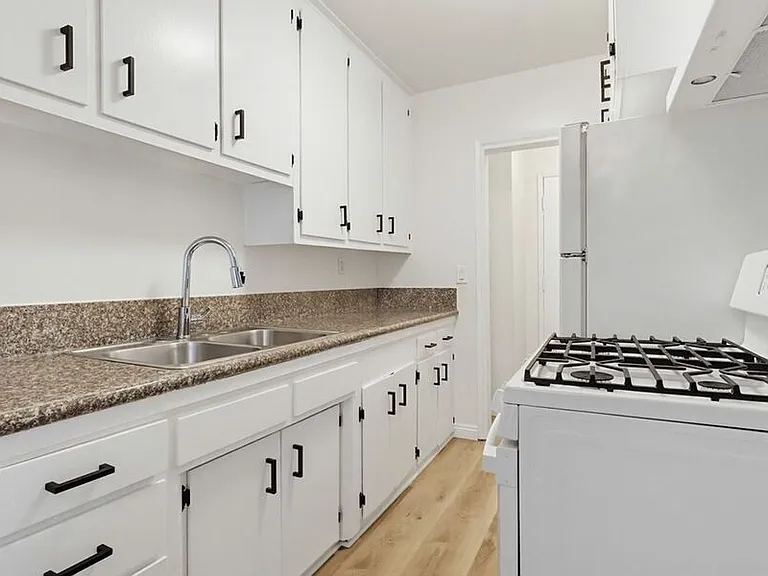 537 W Hyde Park Blvd — Photo 31