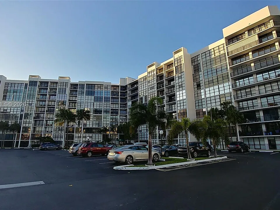 800 Parkview Dr #825