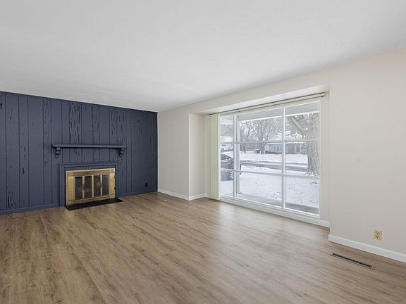 3rd image of 2909 Hilltop Dr