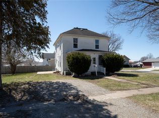 802 E 9th St, Vinton, IA 52349