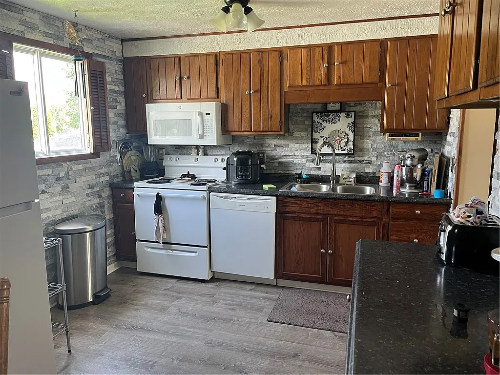 4 bed, 1.5 bath, 1822 sqft, $2,200 — Photo 2