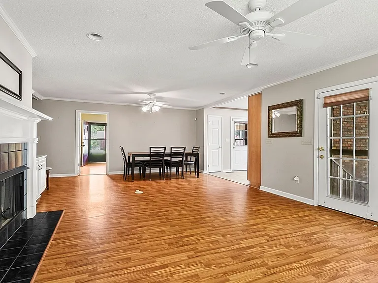 2496 Valley View Ln — Photo 10