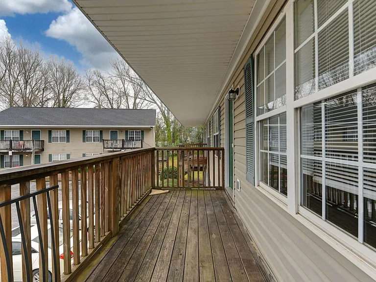 122 Hazelwood Ct — Photo 2
