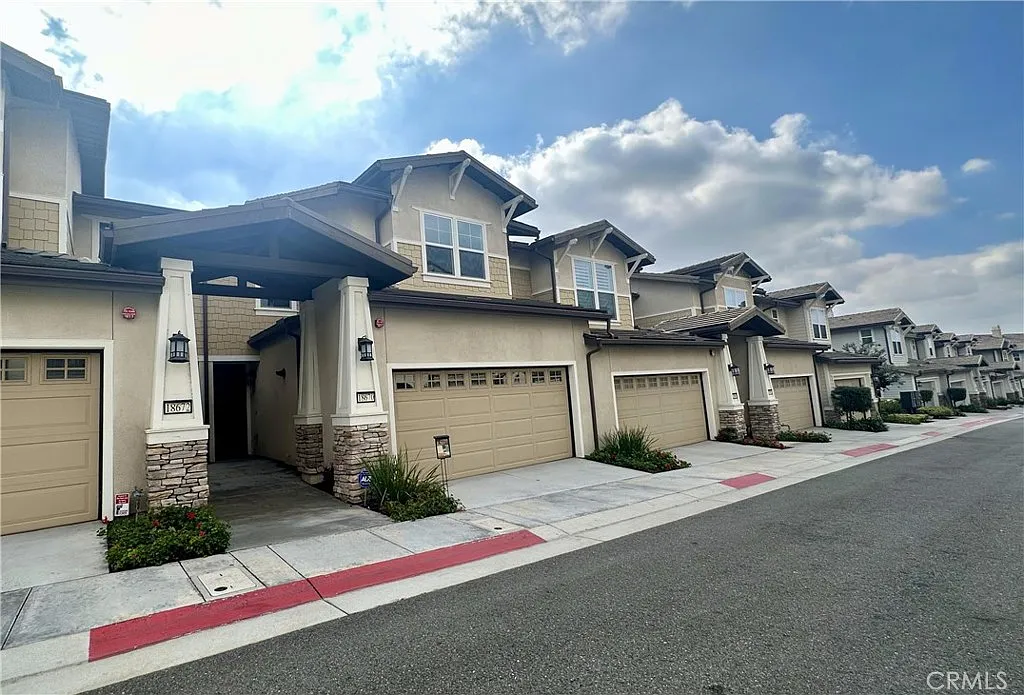 4 bed, 3.5 bath, 2817 sqft, $4,800 — Photo 2
