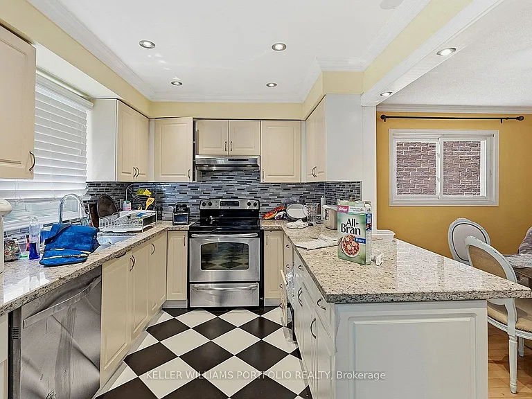 73 Jessica Gdns — Photo 13
