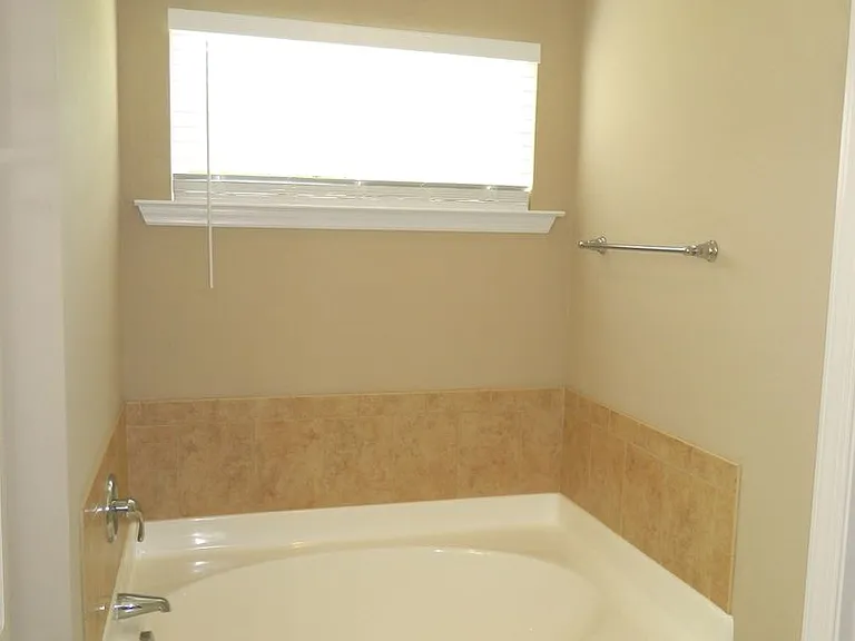 498 Sebastian Dr — Photo 5