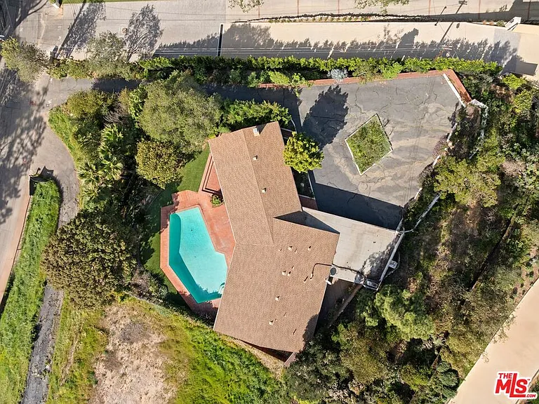 590 N Tigertail Rd — Photo 14