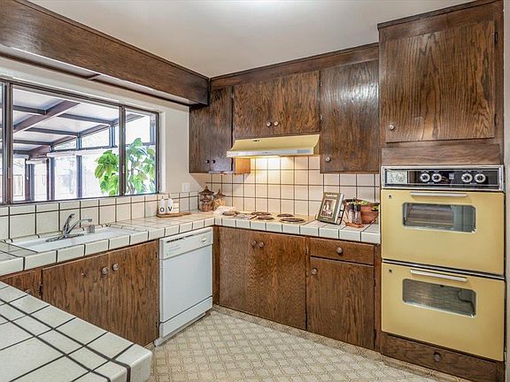 5th image of 20517 Carniel Ave