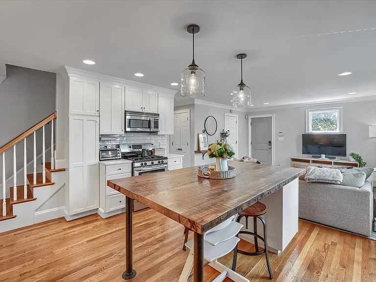 18 Claymont Ter #18 — Photo 10