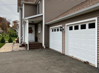 450 Skokorat Rd, Beacon Falls, CT 06403