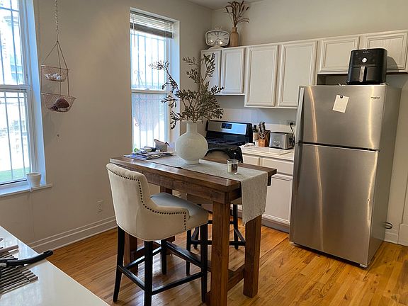 3rd image of 1434 N Greenview Ave APT 1R