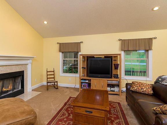 3rd image of 131 Heatherwood Dr