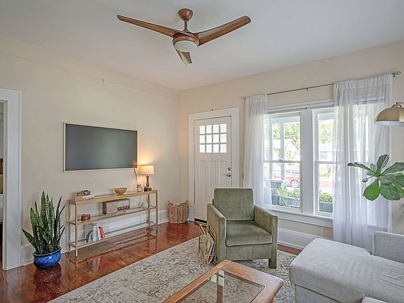 3rd image of 3838 Walsh St