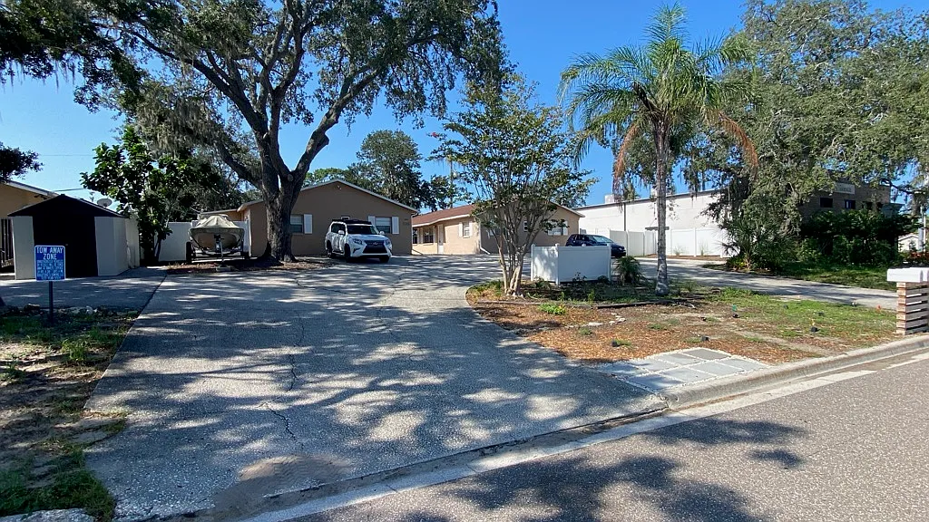 1050 Indiana Ave — Photo 1