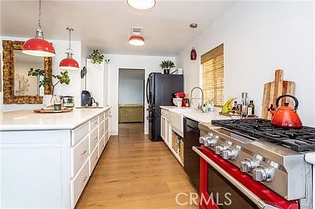 4th image of 9525 Woodley Ave