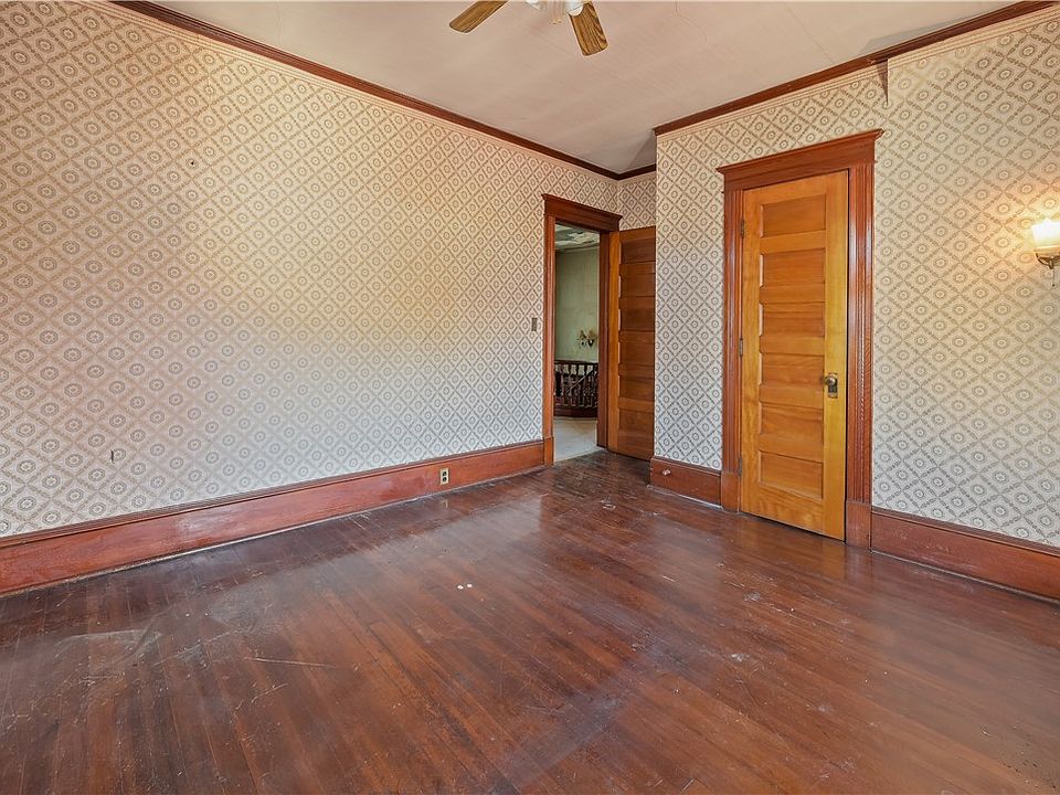 25th image of 616 E Main St