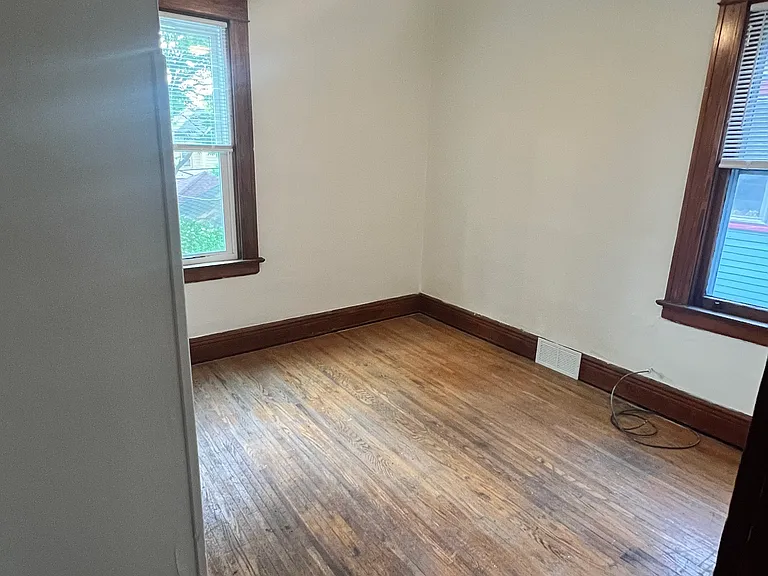 426 W Delavan Ave #UPPER — Photo 14
