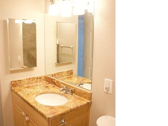 4th image of 810 E Washington Ave APT D