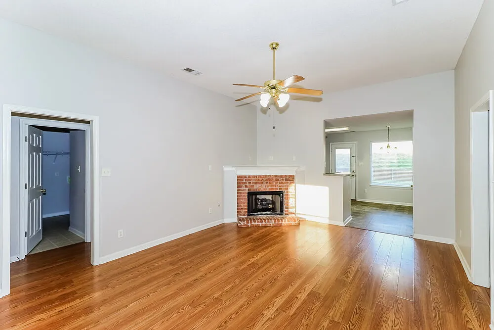 3 bed, 2.0 bath, 1312 sqft, $1,870 — Photo 4