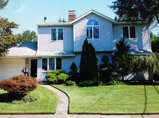 95 Woodcock Ln, Levittown, NY 11756