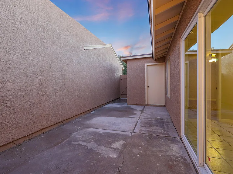 2611 E Maryland Dr — Photo 25