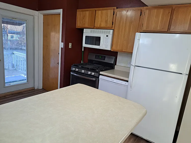 815 Avenue C — Photo 3