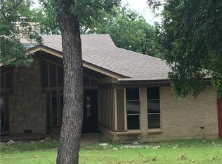 145 Stonegate Ct, Bedford, TX 76022