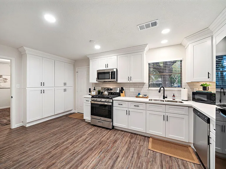 1606 E Fayle St — Photo 11