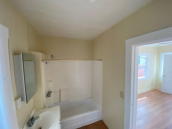 4th image of 603 W 42nd St