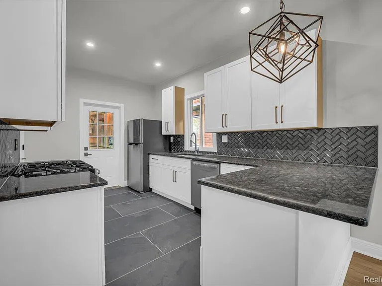 1502 Virginia Park St — Photo 5