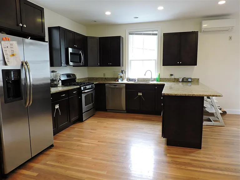 33 Roberts Rd — Photo 2