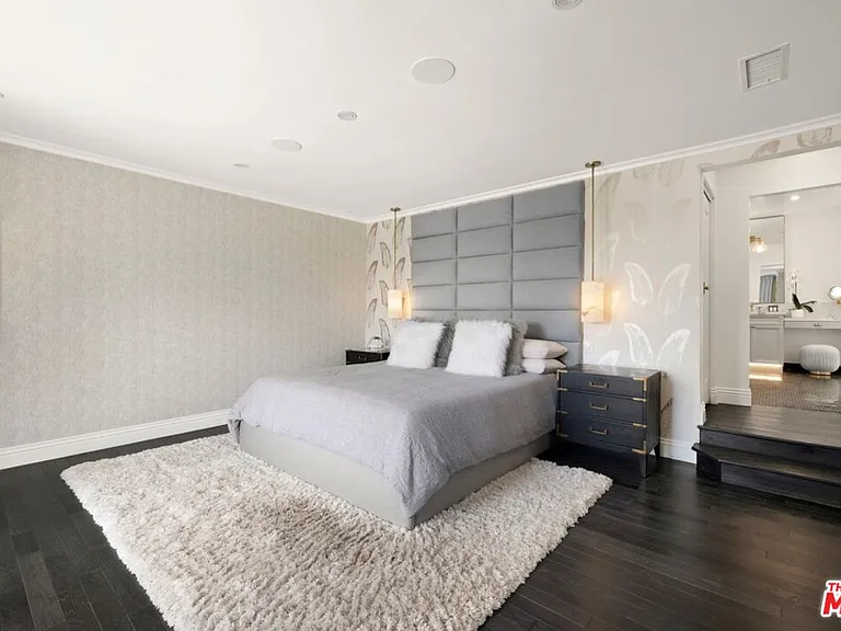 1472 N Kings Rd — Photo 13