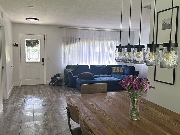 5th image of 1011 Park Dr