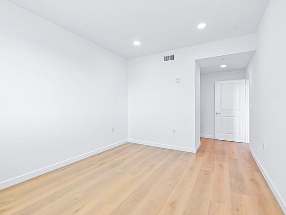 3rd image of 14811 Erwin St #206