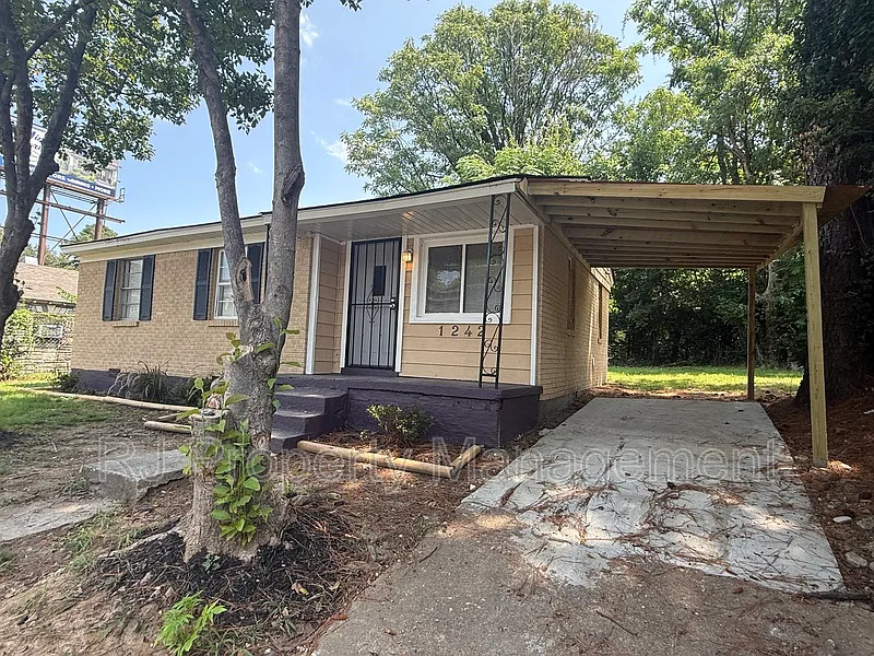 3 bed, 1.0 bath, 739 sqft, $1,095 — Photo 2