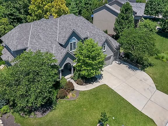 Large lot backing to trees