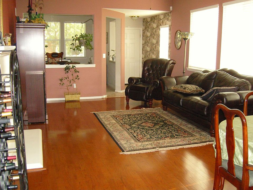 LR w/hardwood floors