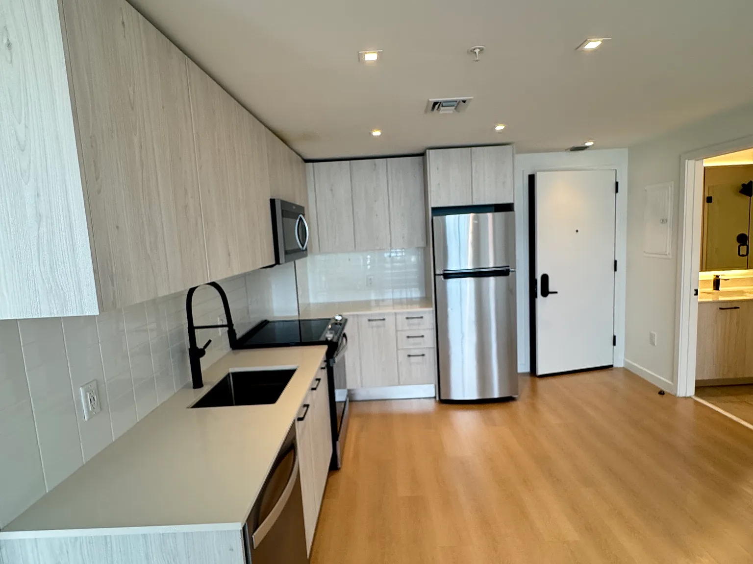2 bed, 1050 sqft, $3,190 — Photo 3