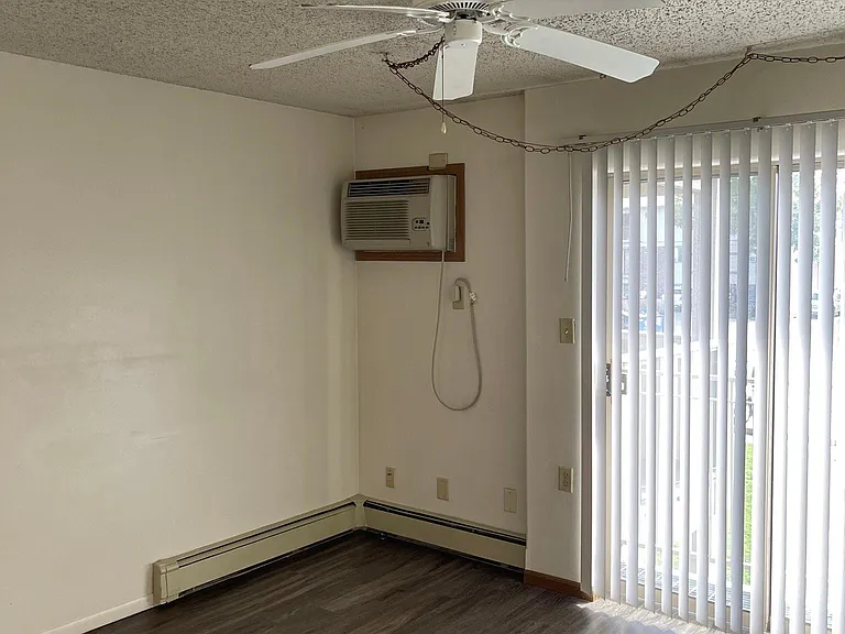 528 S Van Buren St #12 — Photo 5