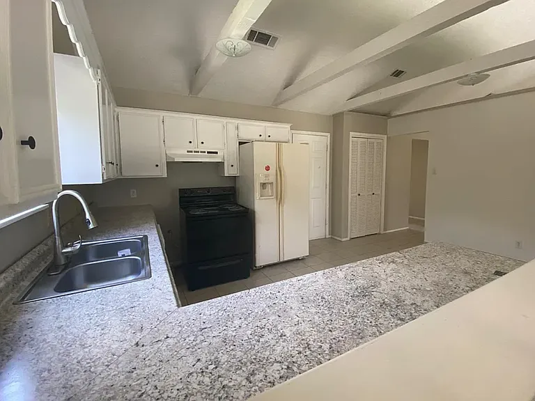4111 Sleepy Hollow Ln — Photo 10