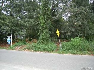 16 Laurel Ln, Shirley, NY 11967