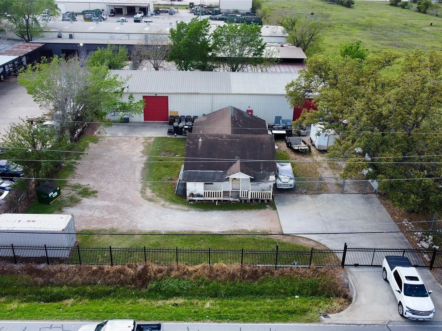 3 bed, 1.0 bath, 1536 sqft, $5,000 — Photo 2