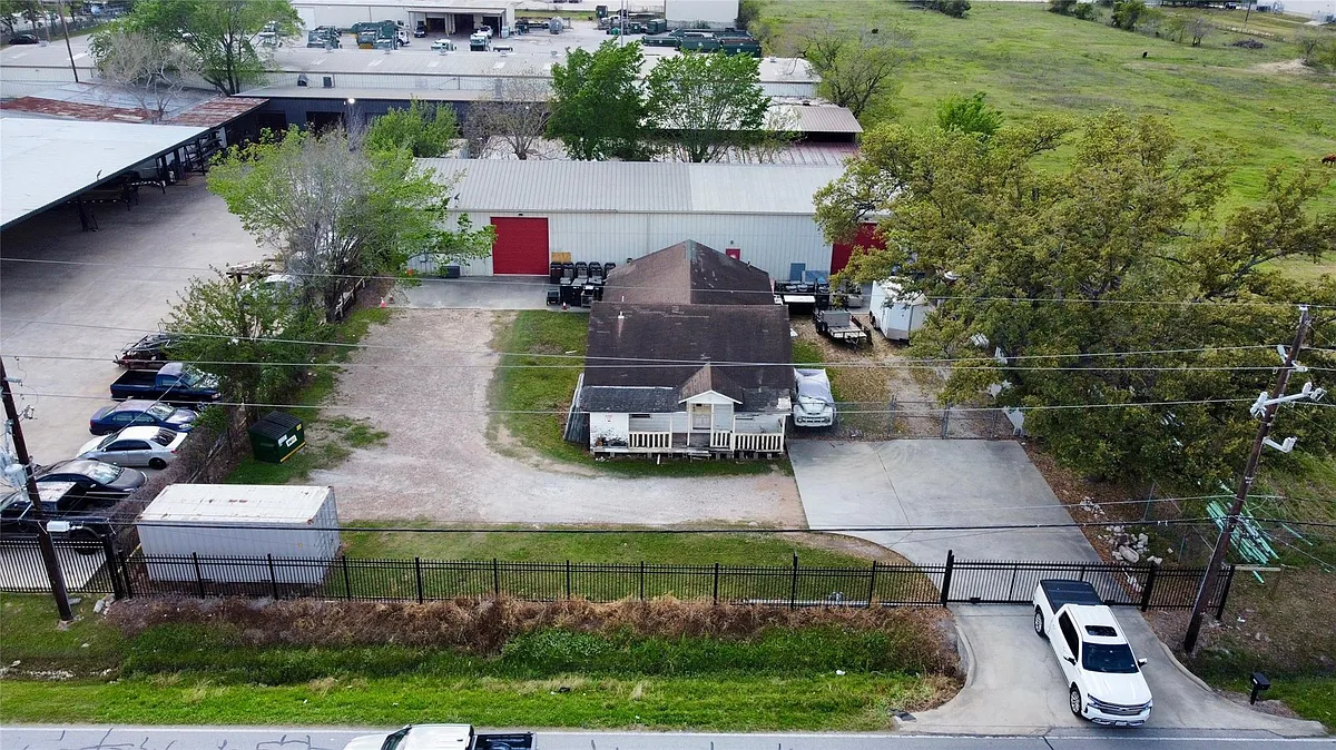 Building Photo - 6951 Windfern Rd