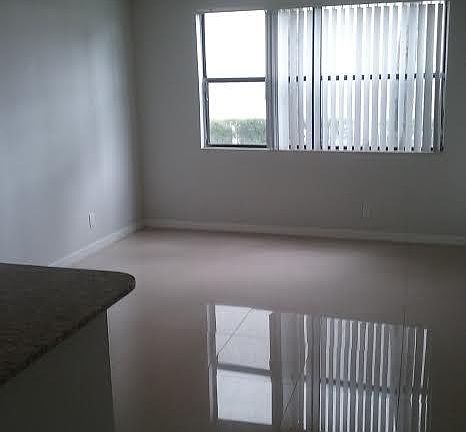 5th image of 752 Executive Center Dr APT 14