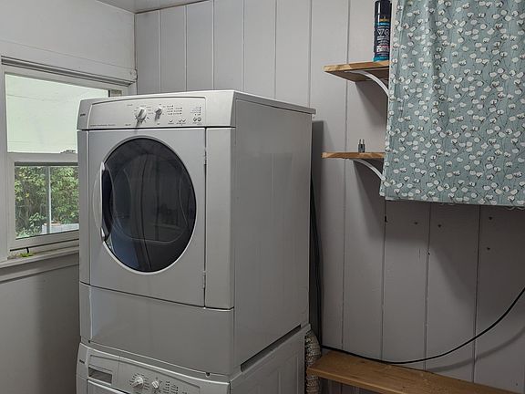 Mud room, W/D included