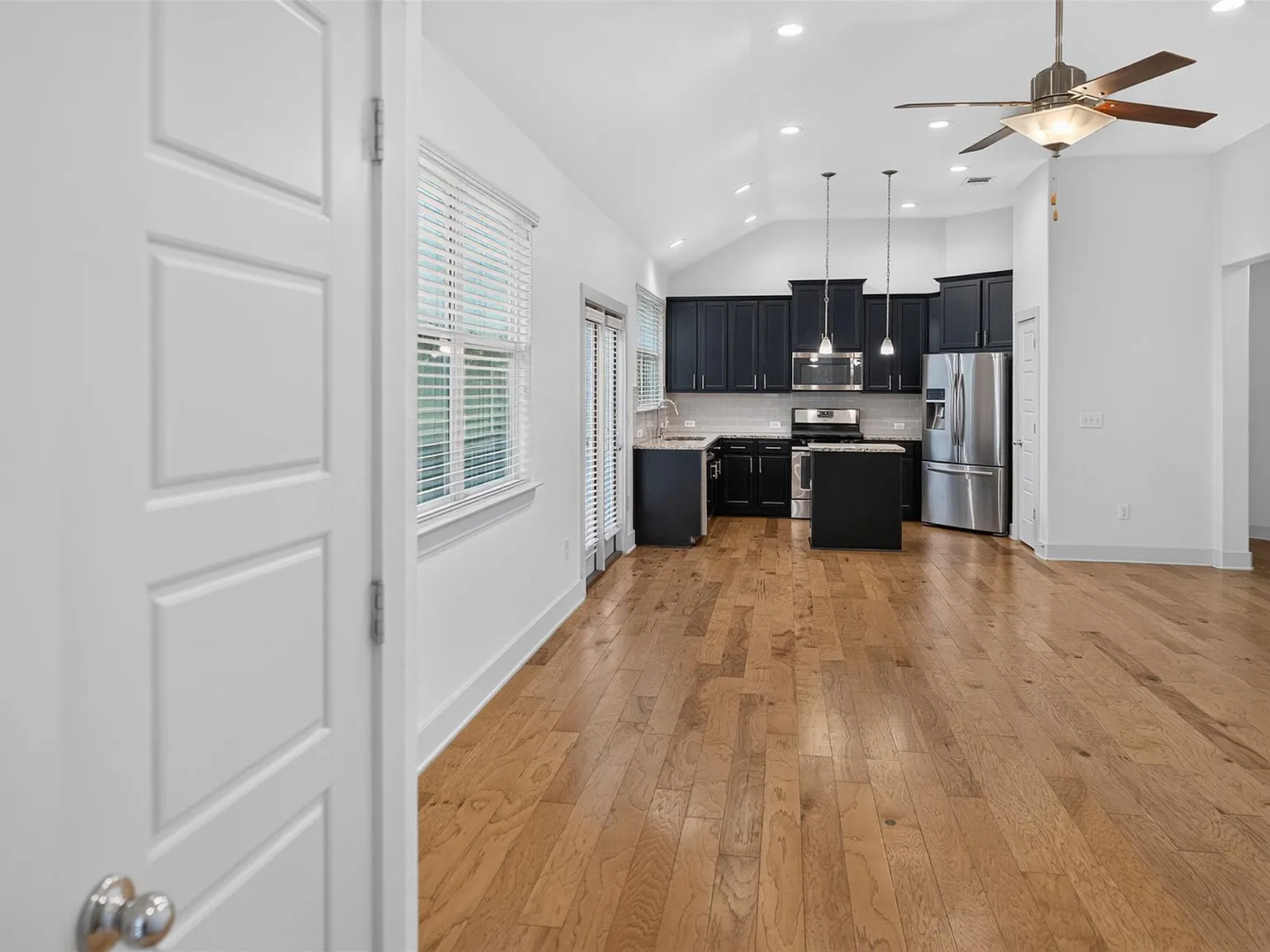 3 bed, 2.0 bath, 1272 sqft, $2,200 — Photo 4