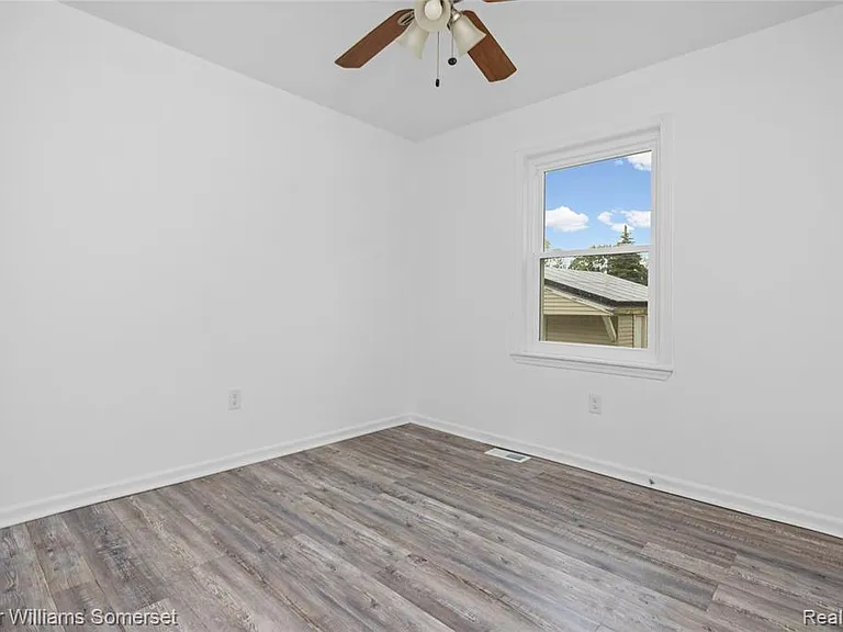 90 Tacoma Dr — Photo 20